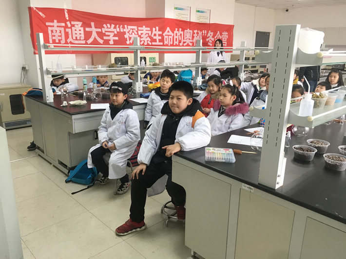 小员工们走进实验室参与制作微景观4.jpg